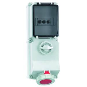 Elektrisk apparat med ett hölje, switch och uttag, lämplig för industriella tillämpningar.