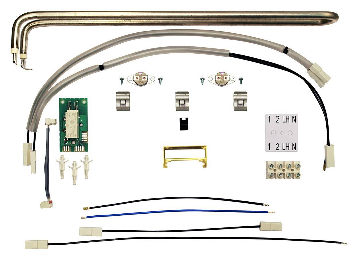 Ett reparationsset med olika elektriska kablar, kontakter, värmestavar och ett litet kretskort, arrangerade på en vit bakgrund.