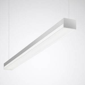 En minimalistisk, linjär pendellampa i vitt, hängande från taket. Perfekt för moderna, stilrena interiörer.