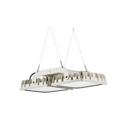 Hängande LED-armatur med två rektangulära ljuselement och metallinfästning, lämplig för industriell eller kommersiell miljö.