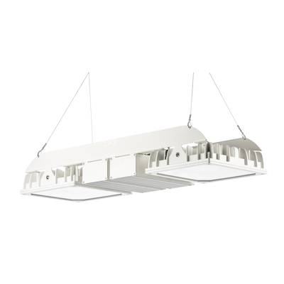 LED-armatur med två rektangulära paneler, hängande i två kablar, lämplig för industriell belysning eller stora utrymmen.