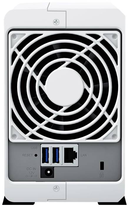 Baksidan av en vit NAS-enhet med ventilationsgaller, USB-portar, Ethernet-port och strömkontakt.