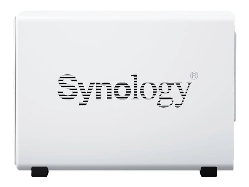 Vit Synology nätverkslagringsenhet med svart företagslogotyp synlig på sidan.