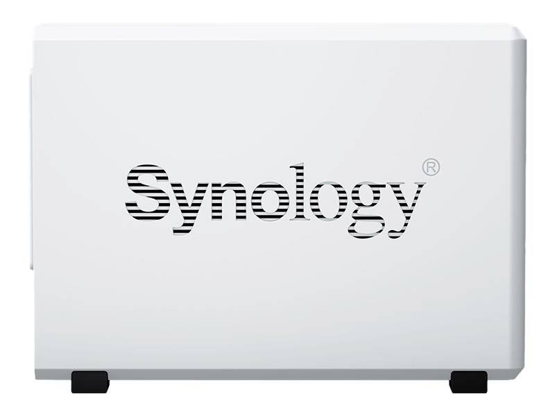 Vitt NAS-hölje med 'Synology' skrivet i svart.