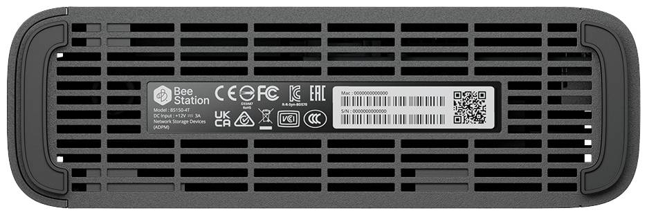Baksidan av en nätverkslagringsenhet, visar ventilationsgaller och etikett med CE-märkning, modellnummer och QR-kod.