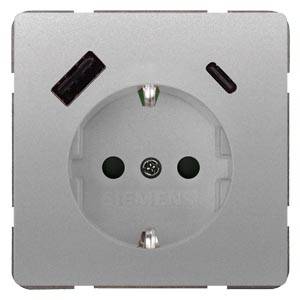 Vägguttag med två USB-portar, silver design. Lämplig för samtidig laddning av elektriska enheter och USB-enheter.