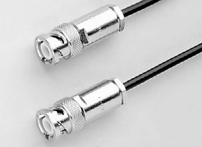 Två silverfärgade BNC-kontakter på svarta kablar, horisontellt placerade.