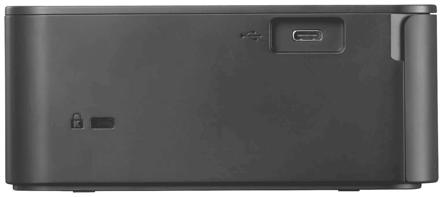 Svart elektronisk enhet med USB-port i det övre högra hörnet. Till vänster finns ett säkerhetslås.
