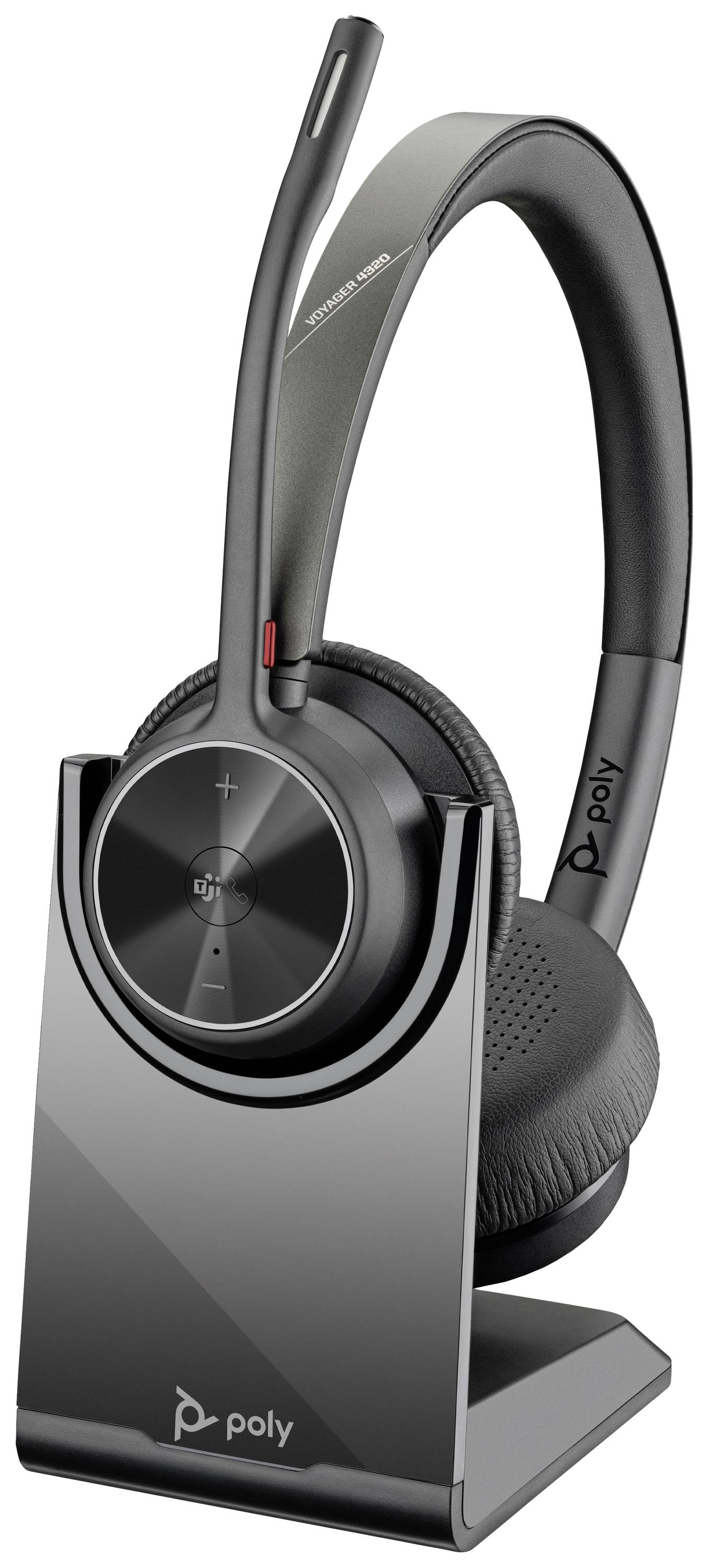 Ett trådlöst headset med mikrofon på en laddningsstation. Headsetet har en modern design och är från märket 'Poly'.