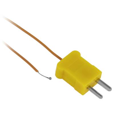 Gul tvåstift elkontakt med två exponerade orange ledningar och en avskald trådände på en vit bakgrund.