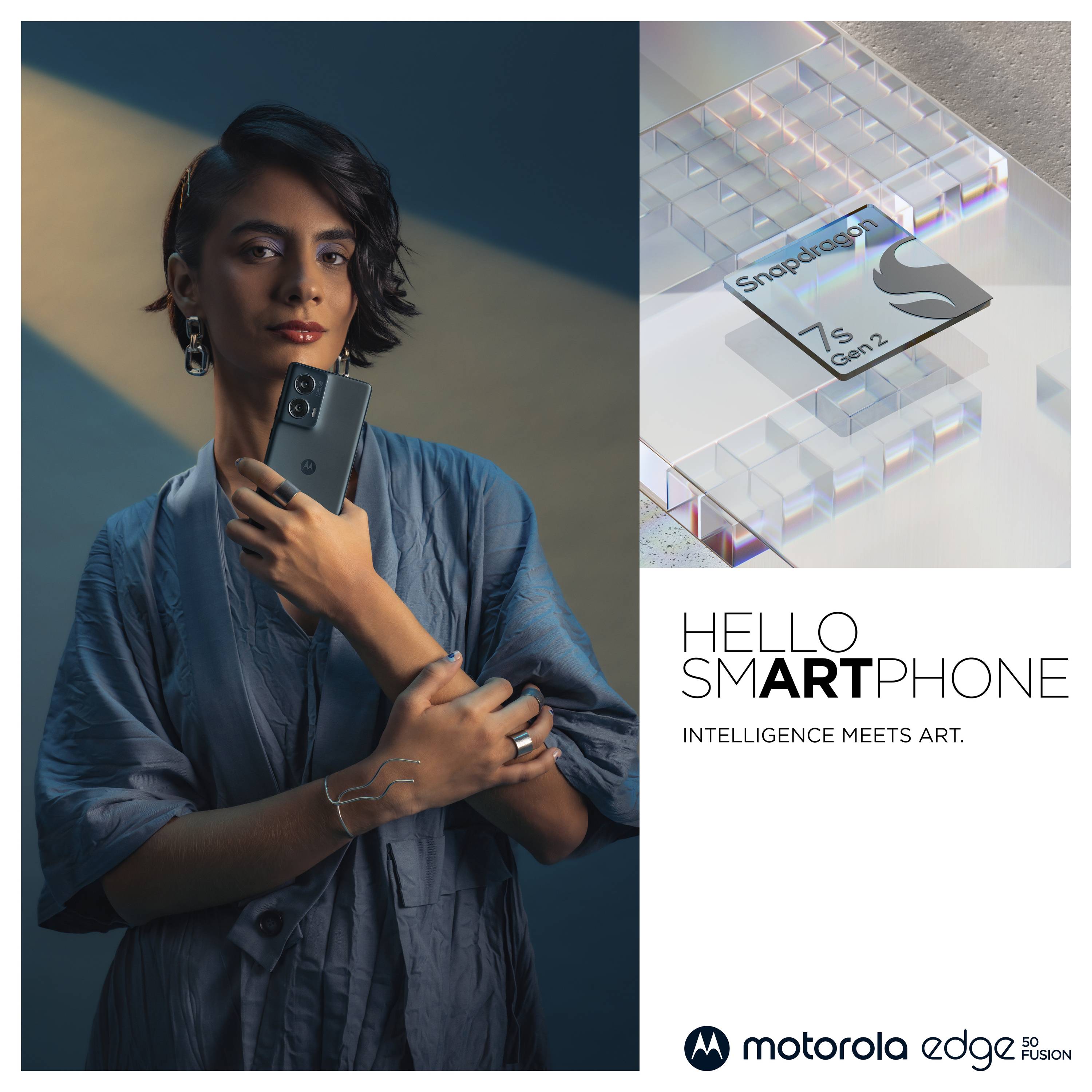 "En kvinna håller en Motorola-smartphone. Bredvid texten: "Hello Smartphone. Intelligence meets art." Snapdragon 7s Gen 2-chipp visas."