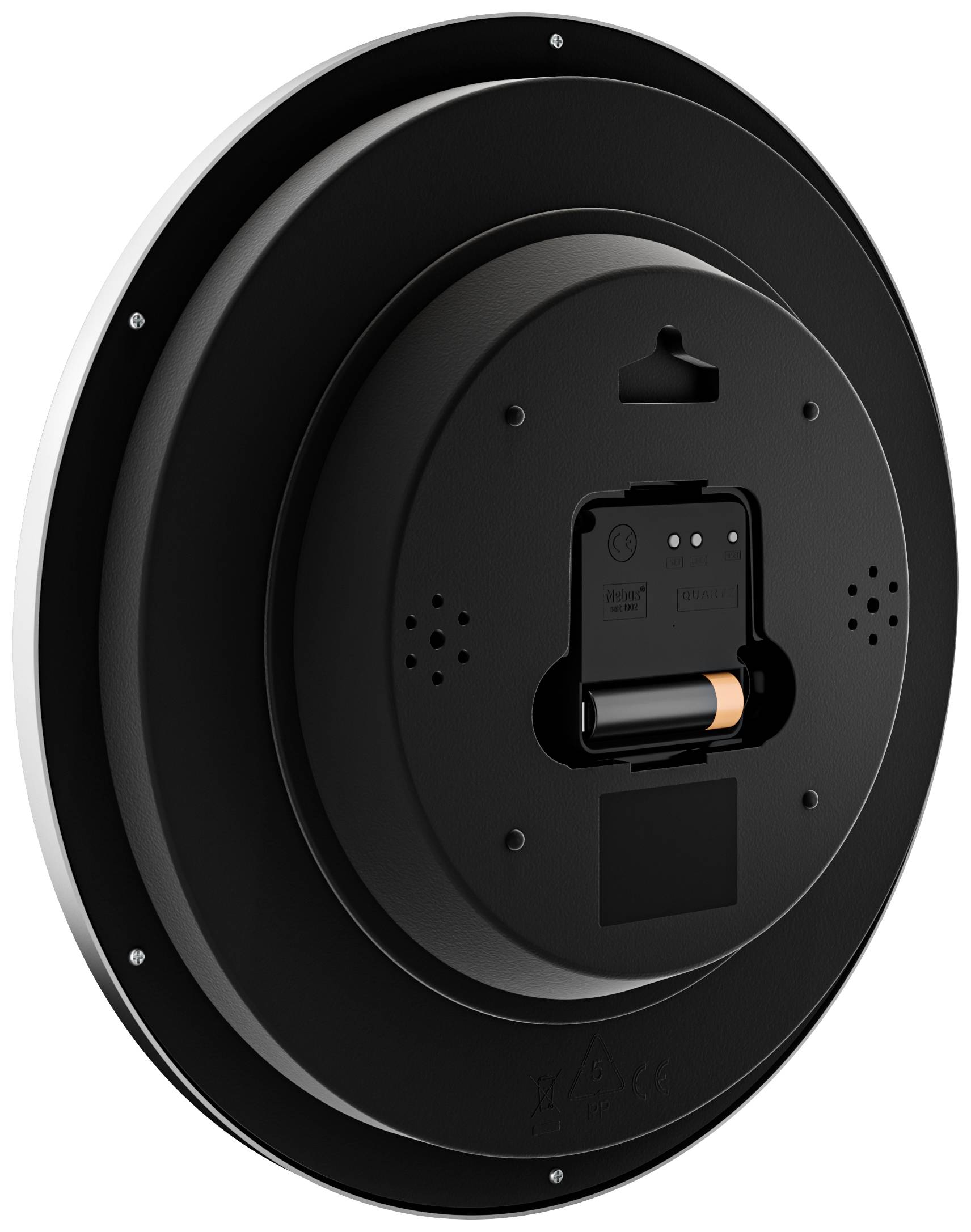 Blick på baksidan av en rund väggklocka med batterifack i mitten. Batterifackets lock är borttaget och visar det isatta batteriet.