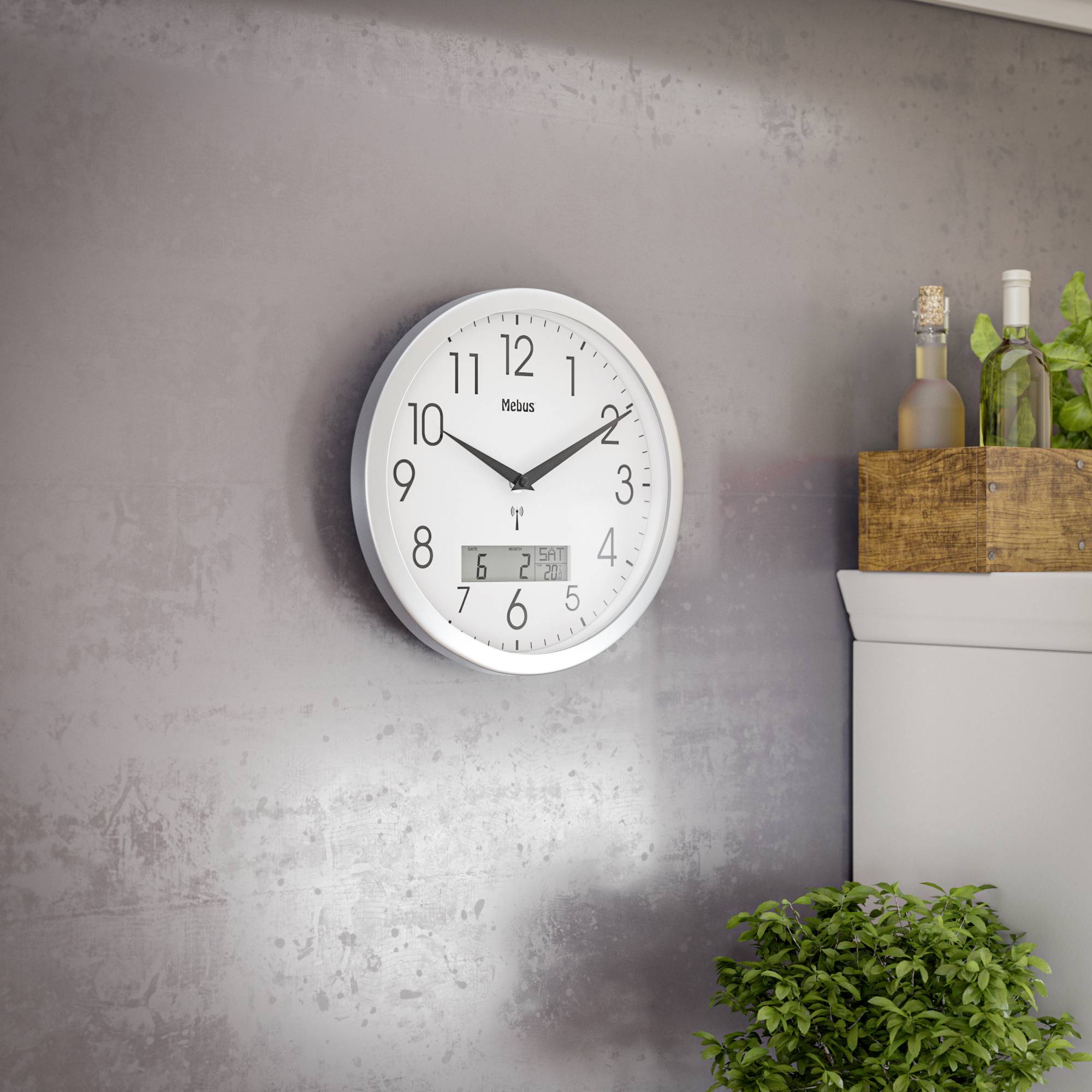 Väggklockan visar 2:54; bredvid finns en hylla med växter och flaskor; modern, minimalistisk interiör.