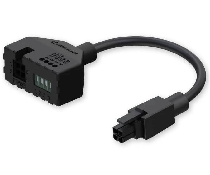 Svart kabel med två kontakter, den ena kvadratisk med fyra hål, den andra rektangulär med fem gröna kontaktpunkter.