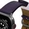 Smartwatch med rund skärm och läderrem, visar tid och temperatur på 67 grader. Närbild, fokus på design.