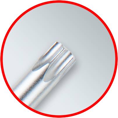 En närbild av ett metalliskt skärverktyg med en vass spets, omgiven av en röd cirkel på en grå bakgrund.