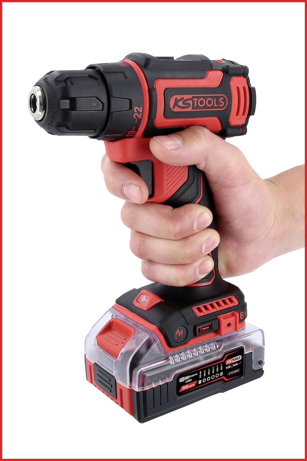 En hand håller en svart-röd sladdlös skruvdragare från märket KS Tools. Skruvdragaren har en LED-indikator och ett påsatt batterpaket.
