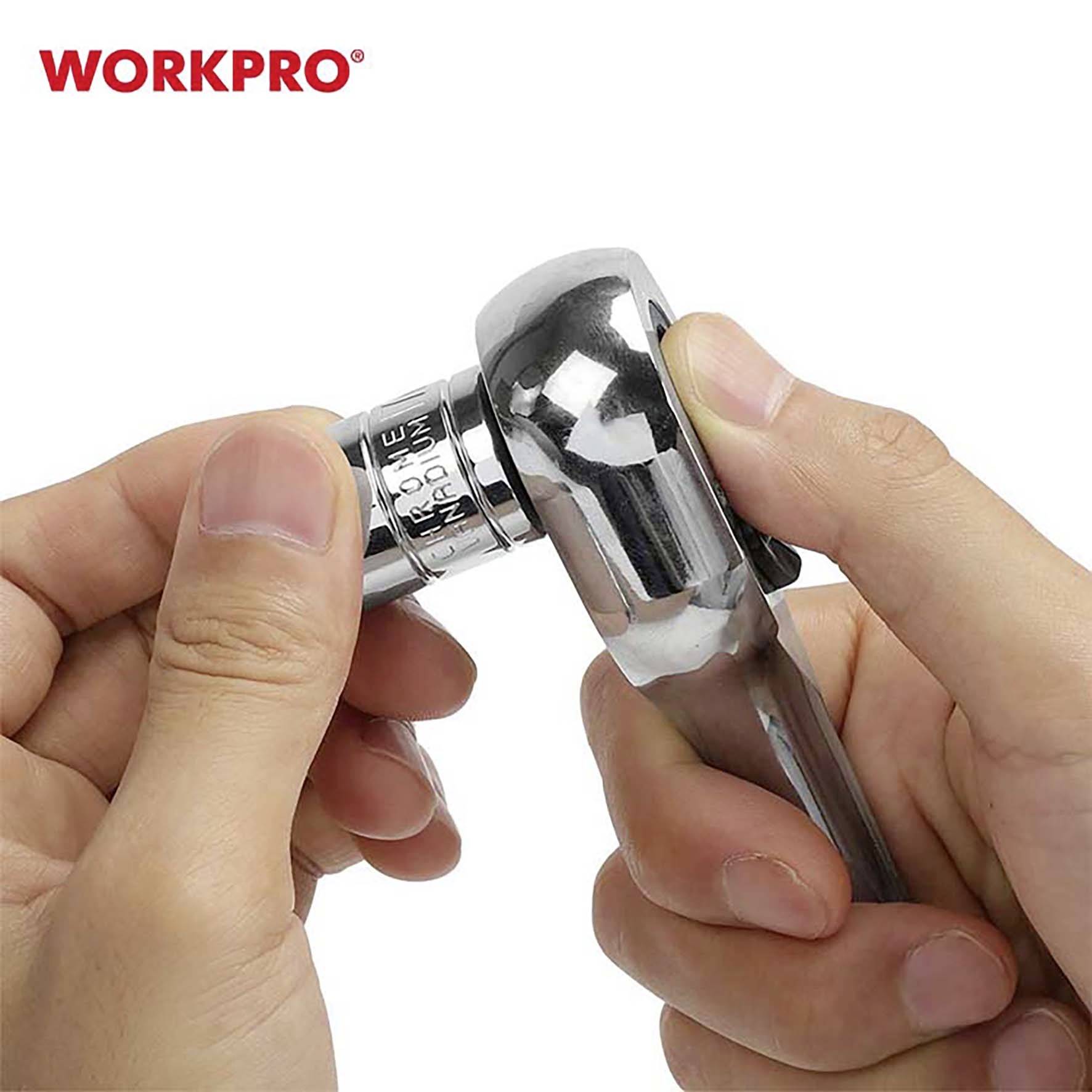 En person håller ett blankt verktyg, troligen en spärrskaft från WORKPRO, och vrider på ett fäste.