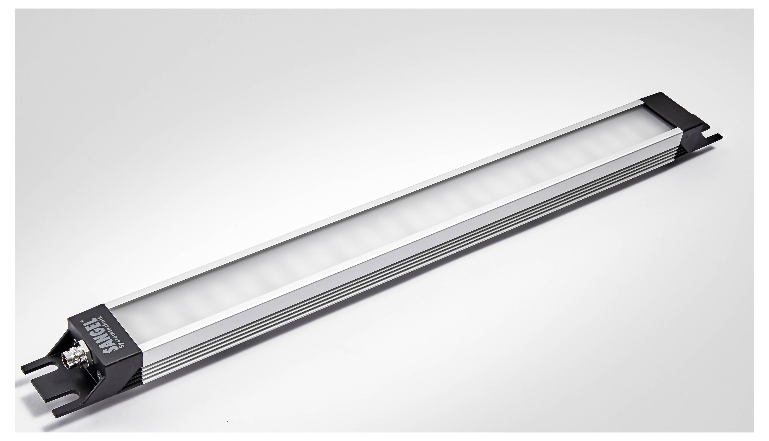 Ett rektangulärt LED-ljus med aluminiumram och svart kåpa på vit bakgrund.