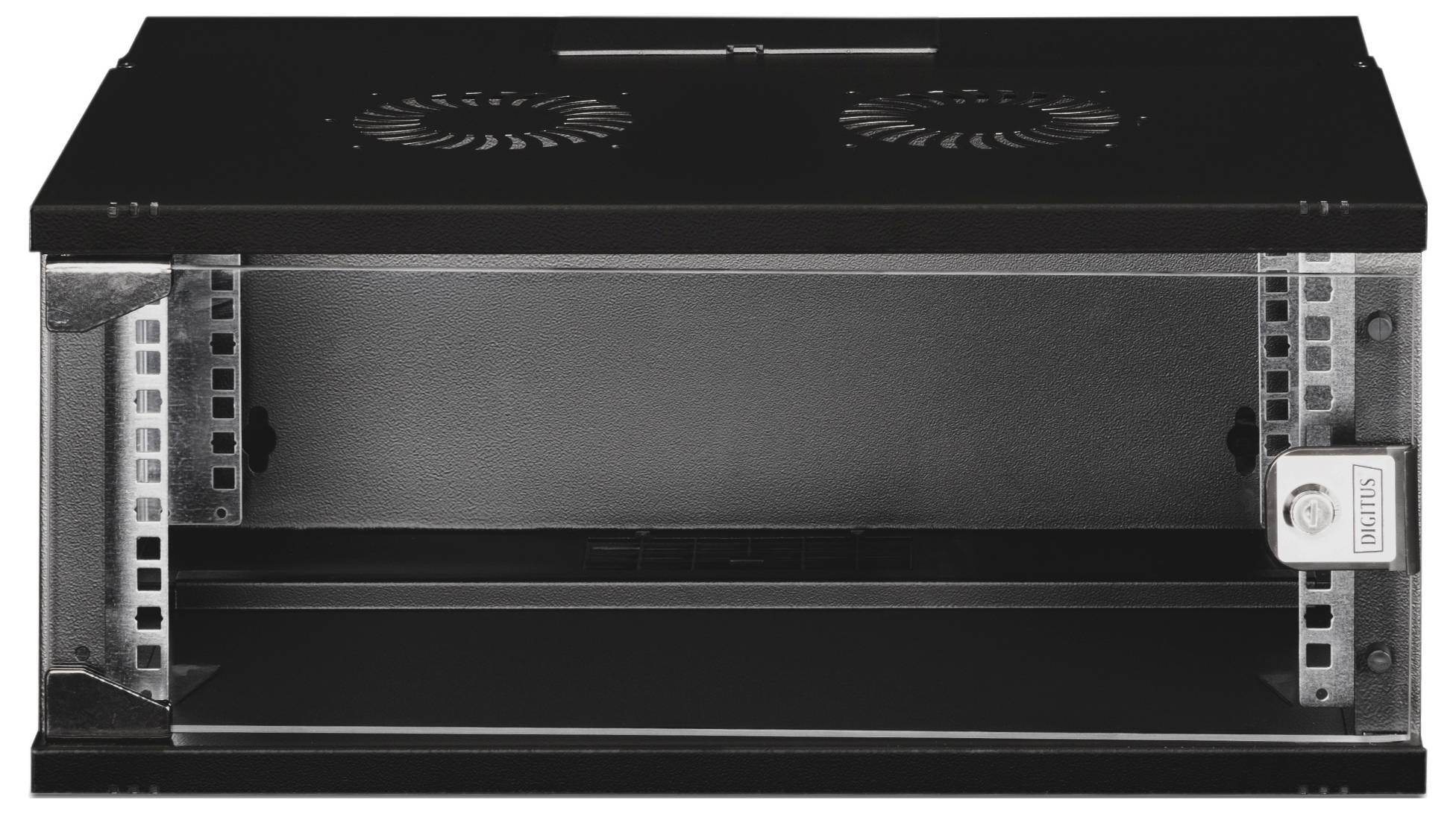 Svart metallhölje med ventilationsspringor på ovansidan. Framsidan öppen, visar ett tomt fack, lämpligt för enhetsinstallation.