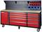 Röd arbetsbank med flera lådor och fack, på hjul. Övre förvaringsutrymme med krokar och behållare för verktyg.