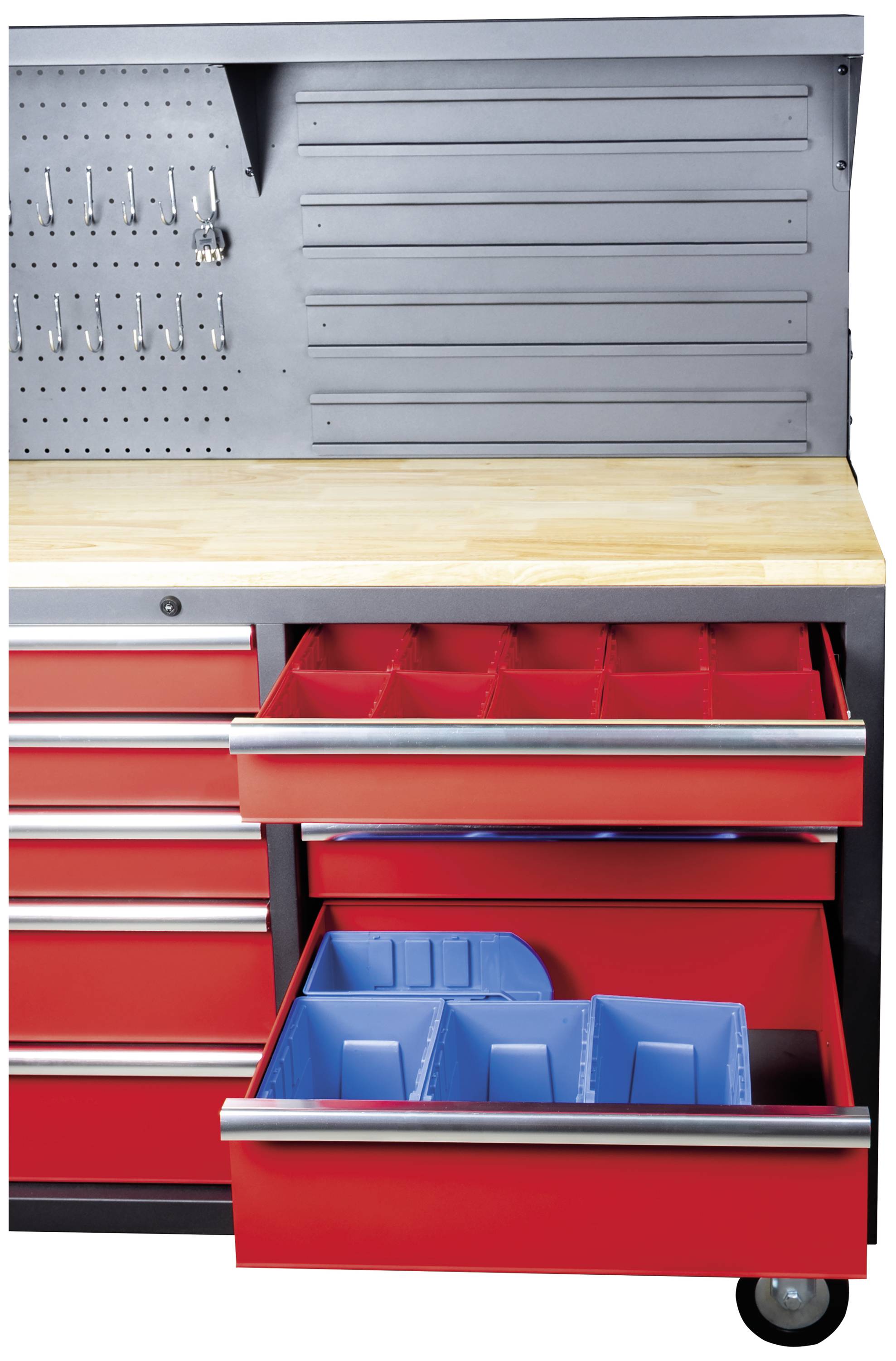 Röd arbetsbänk med lådor och hjul, delvis öppen, visar förvaringsfack. Bakgrund med hängare och träskiva.