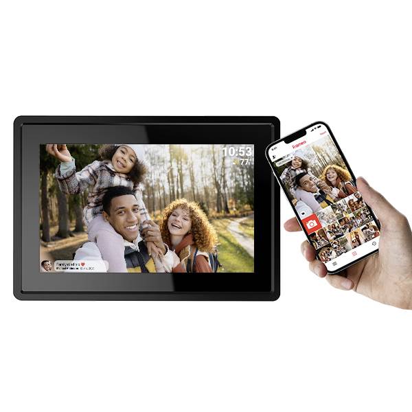 Bilden visar en digital fotoram och en smarttelefon. På båda enheterna visas samma familjefoto som föreställer en lycklig familj utomhus.