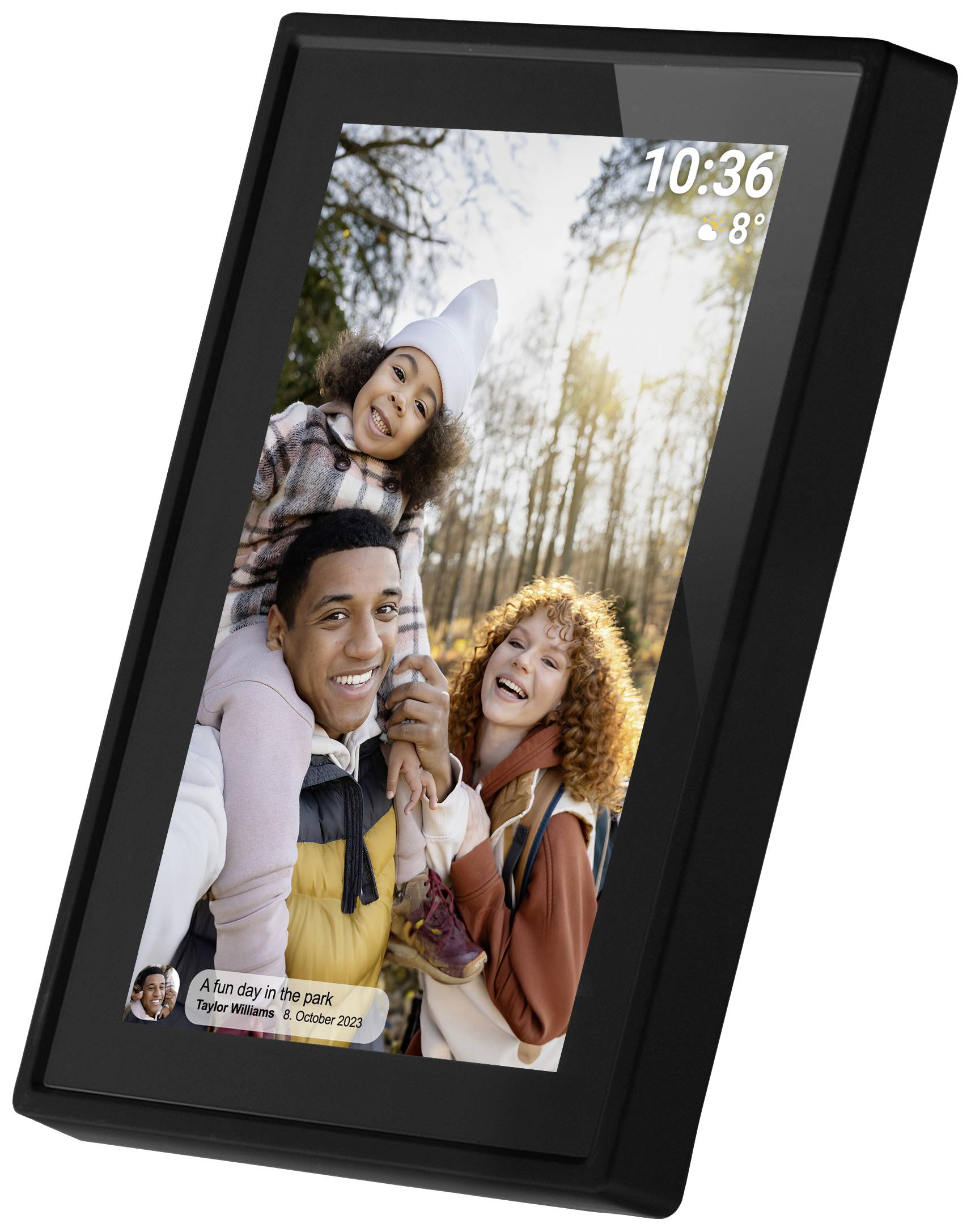 Familj ler i parken, höstsolsken i bakgrunden. Temperatur: 8°C. Tid: 10:36. Bildtext: 'En underbar dag i parken'.