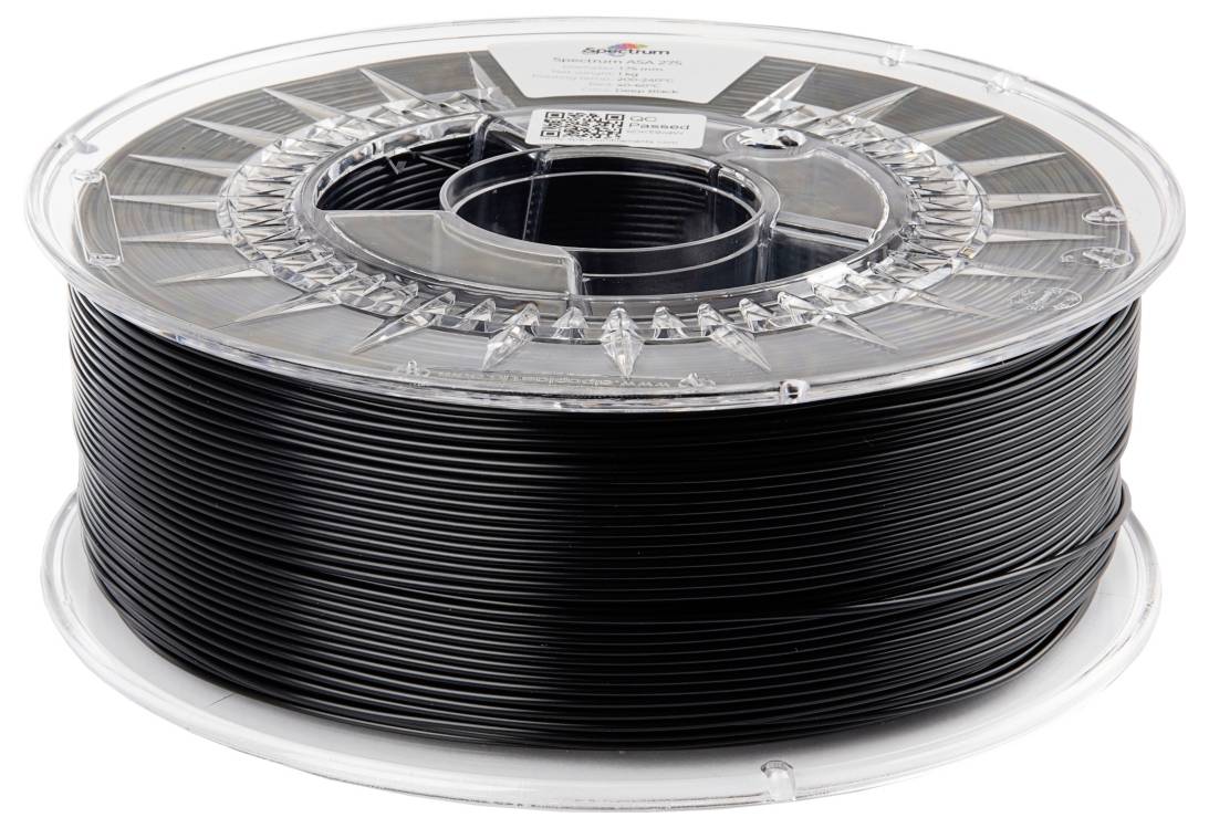 En rulle svart, glänsande filament för 3D-skrivare, upprullad på en transparent spole.