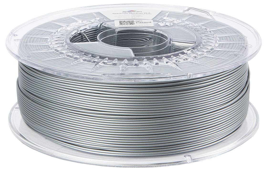 En transparent spole med silverfärgat 3D-printfilament, noggrant upprullat, på en vit bakgrund.