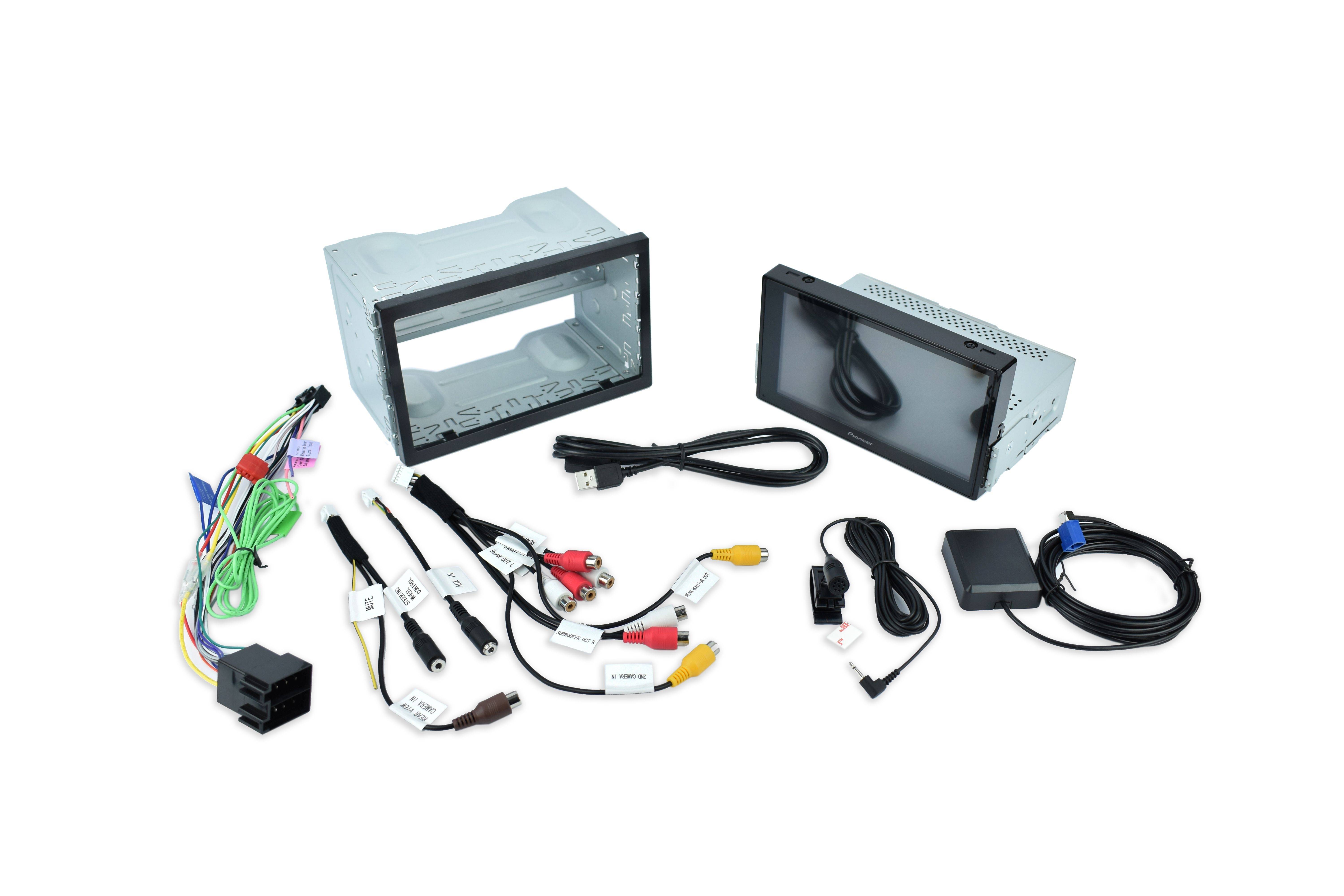 Bil-multimediainstallationsset med hölje, skärm och kablar för ljud- och videoanslutningar. Innehåller RCA-kablar och strömkabel.