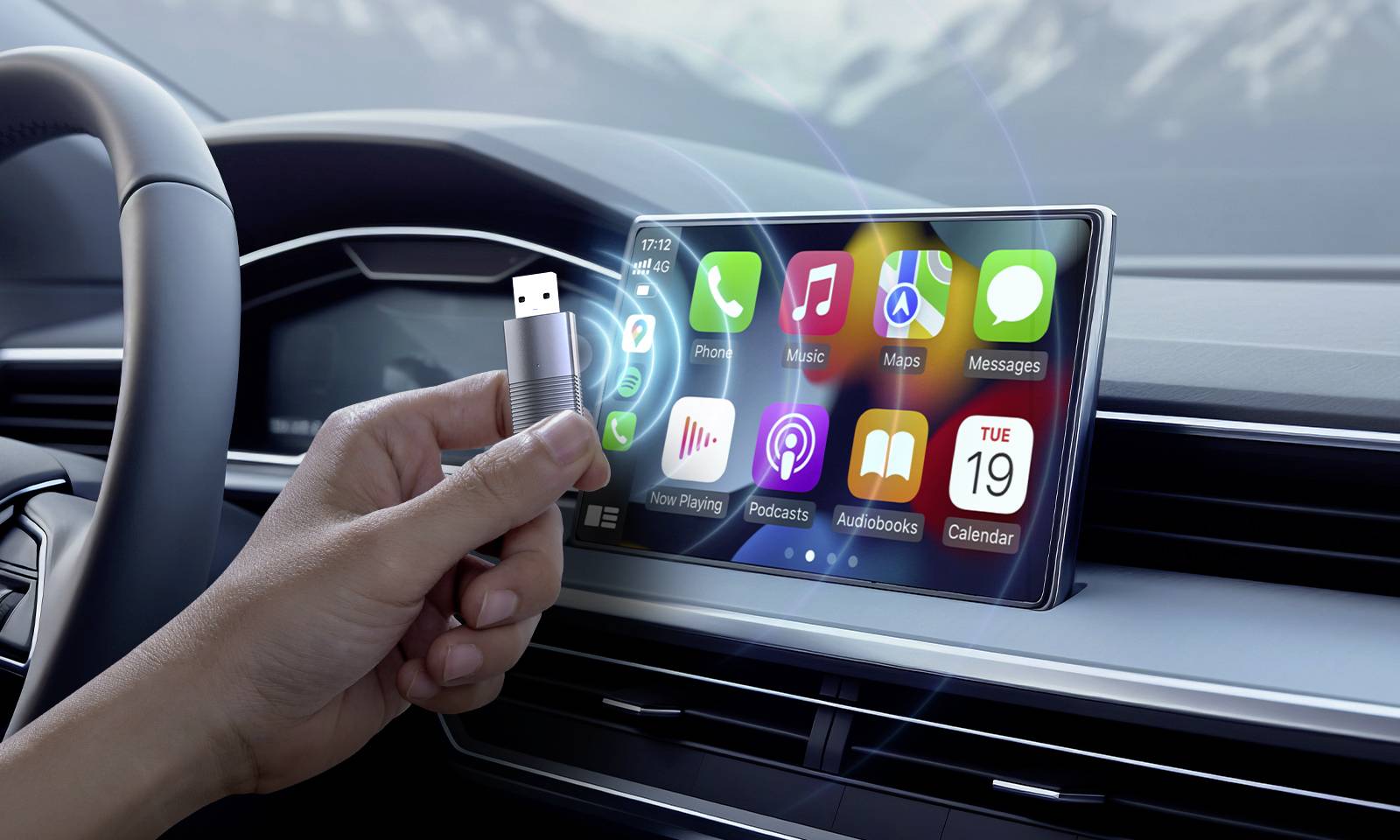 En hand håller ett USB-minne framför ett bilinfotainmentsystem med olika appikoner på skärmen, bland annat musik- och navigationsappar.