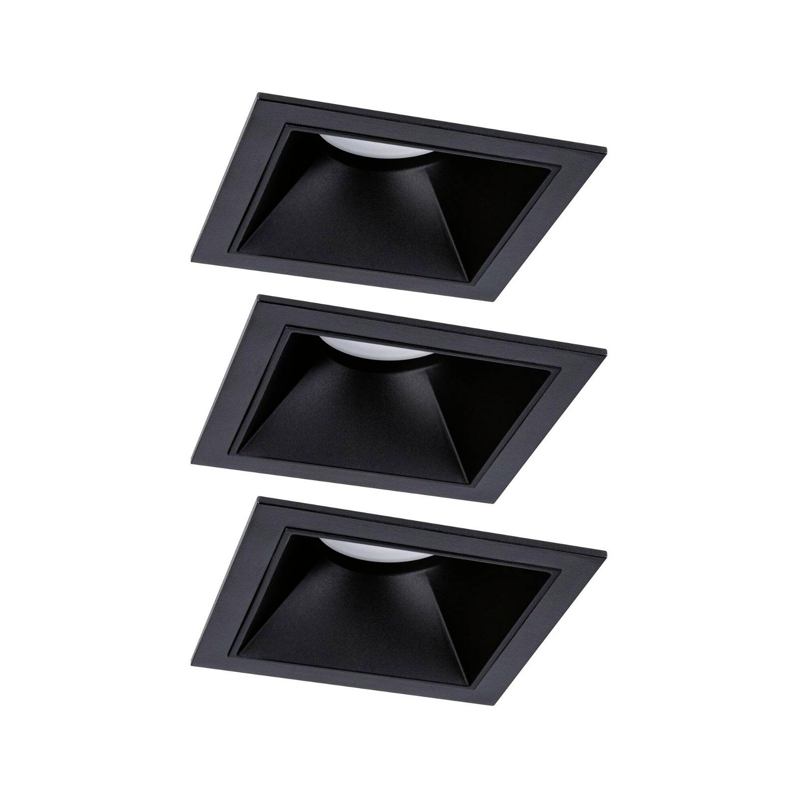 Tre svarta, rektangulära infällda armaturer placerade i en sned vinkel, jämnt fördelade ovanpå varandra.