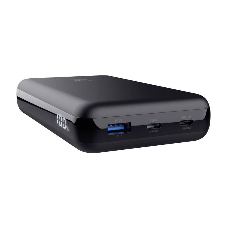 Svart powerbank med LED-display och olika anslutningar, inklusive USB och USB-C. Lämplig för laddning av elektroniska enheter.