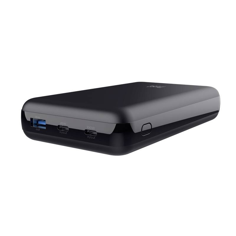 Svart powerbank med tre anslutningar: en blå USB-port, en 5V utgång och en 5V ingång.