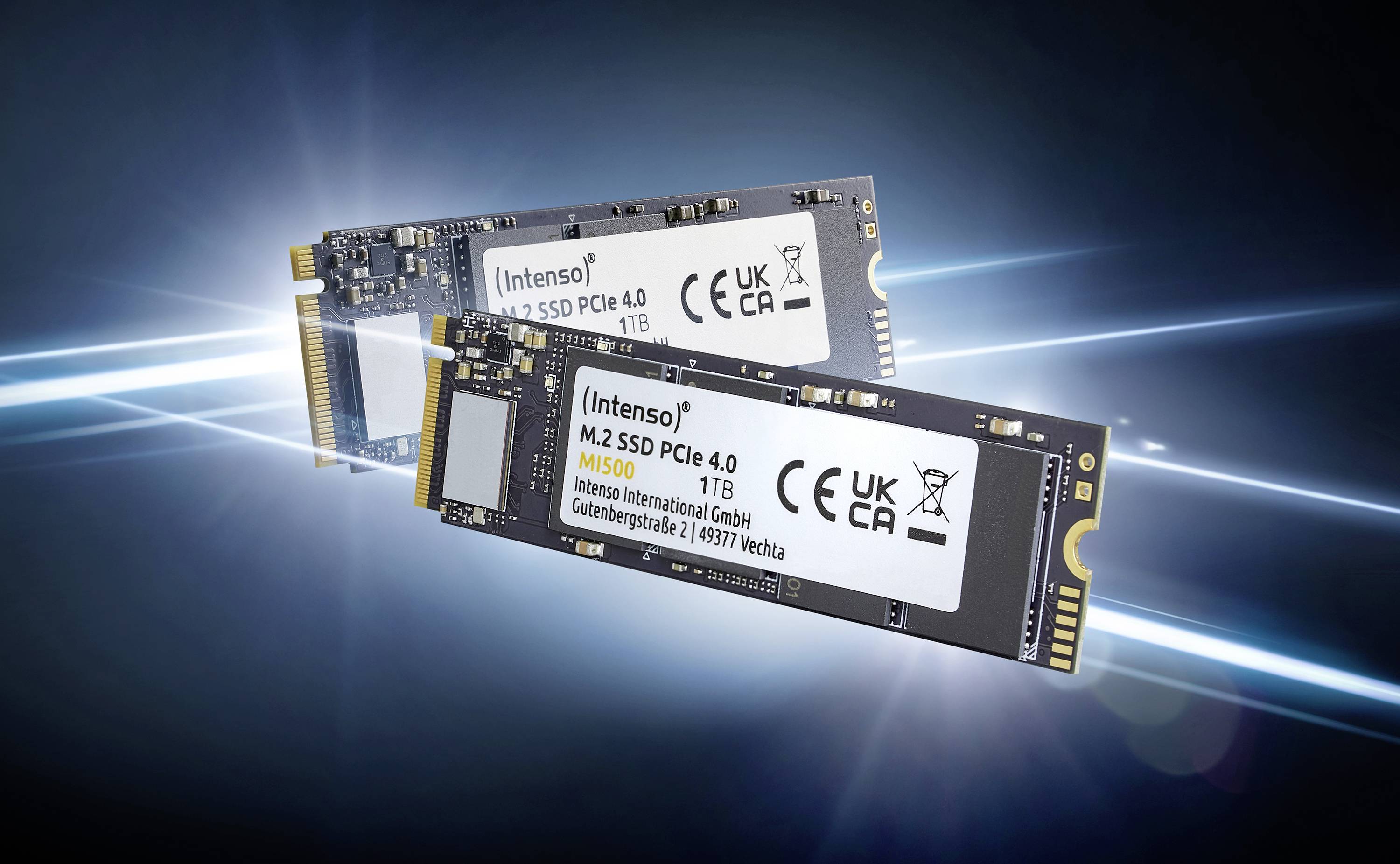 Två M.2 SSD-skivor ligger snett på en blå ljuslinje. Båda har texten 'Intenso M.2 SSD PCIe 4.0 1TB'.