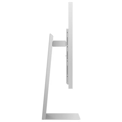 Sidovy av en modern, smal datorskärm på ett svängbart stativ. Minimalistisk design, silverfärgad.