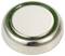 En rund silvrig magnet, omgiven av en grön ring, ligger på en vit yta.