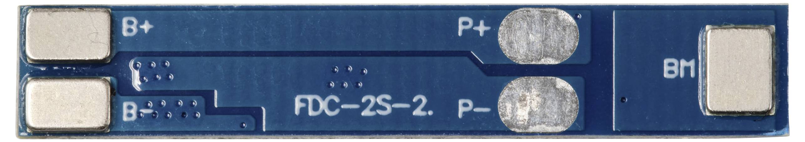 En blå kretskortremsa med markeringarna 'B+', 'B-', 'P+', 'P-' och 'BM'. Batterianslutningsmodul för elektriska kretsar.
