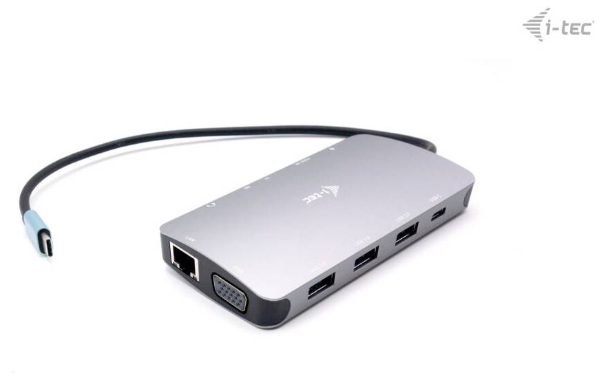 En silver USB-C-dockningshubb med flera anslutningar, inklusive USB, HDMI och Ethernet. Till vänster ett kort kabel.