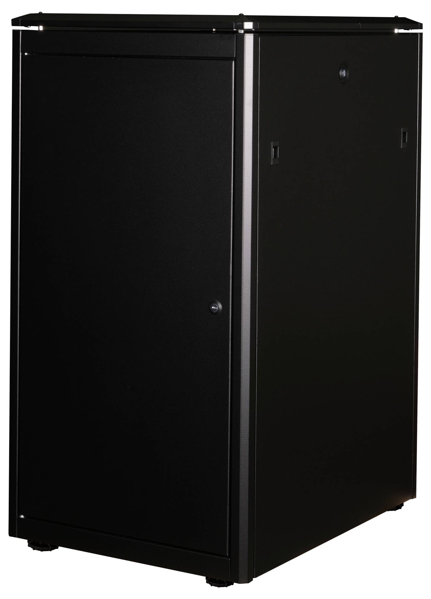 Ett svart skåp med metallram och stängd dörr, lämpligt för förvaring av elektronisk utrustning eller servrar.