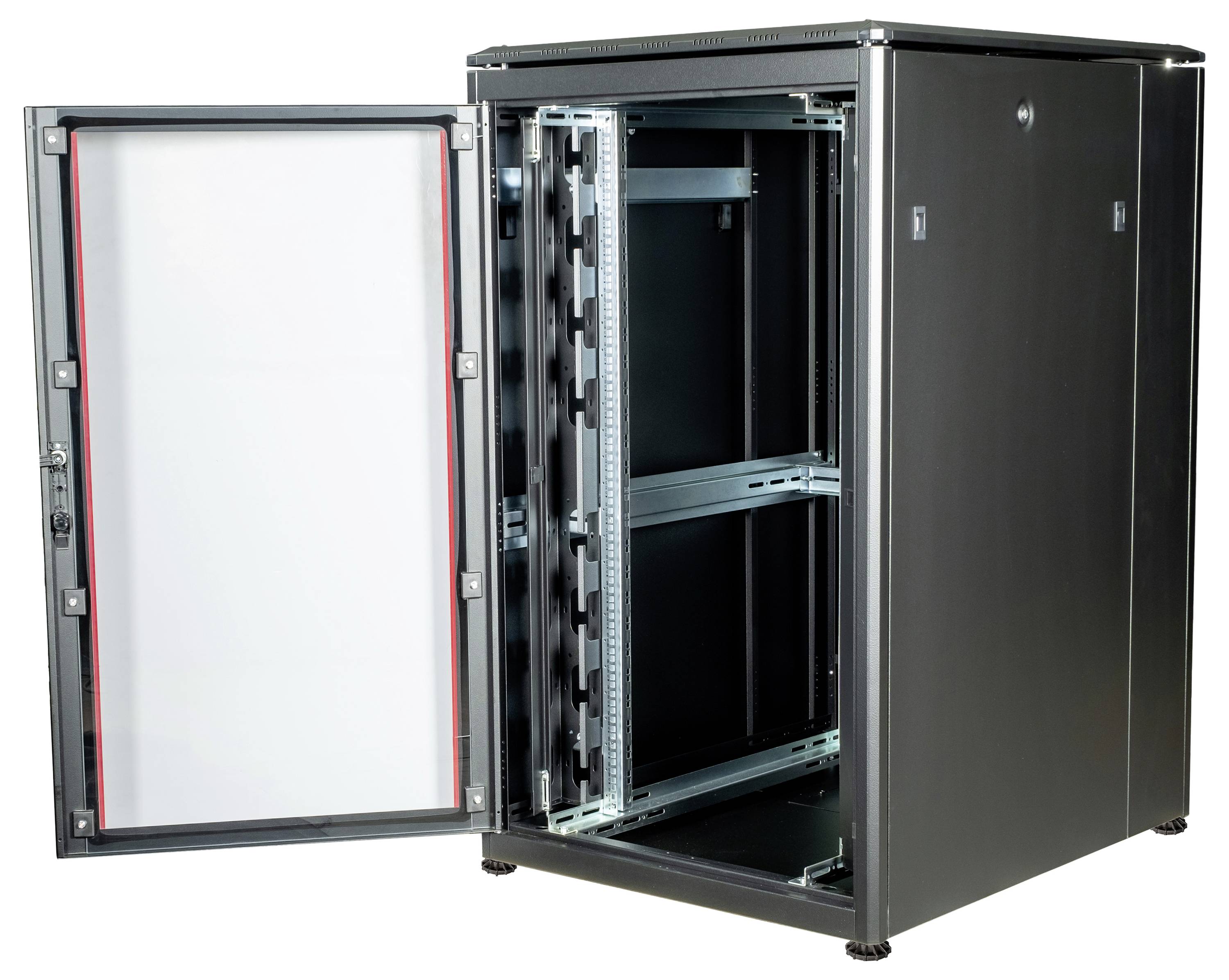 Öppen svart serverrack-skåp med skenor för montering av hårdvara, dörren är öppen och visar det tomma innerutrymmet.