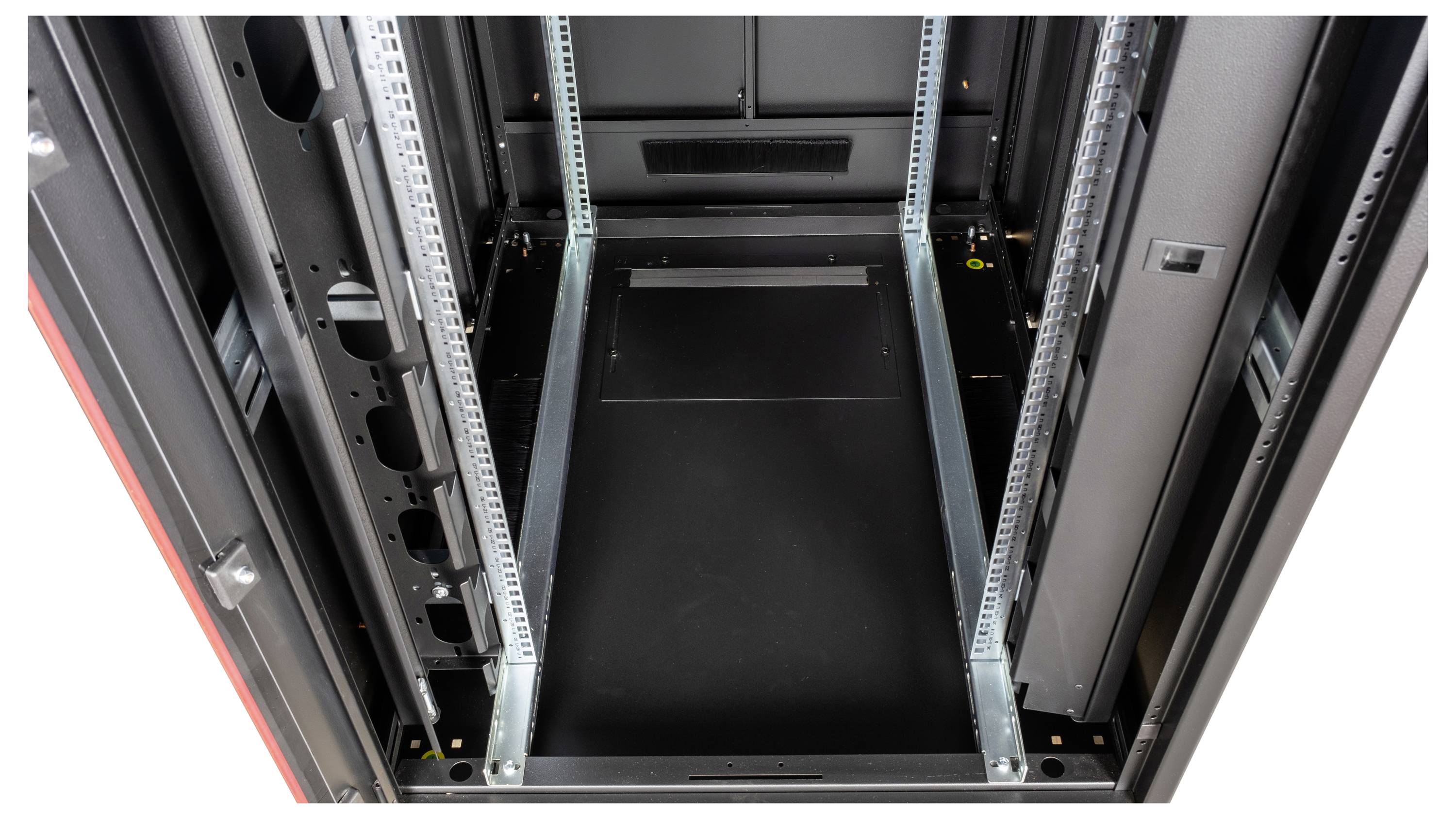 Tomt serverrack med öppna dörrar och synliga fästskenor invändigt, klargjort för installation av IT-komponenter.