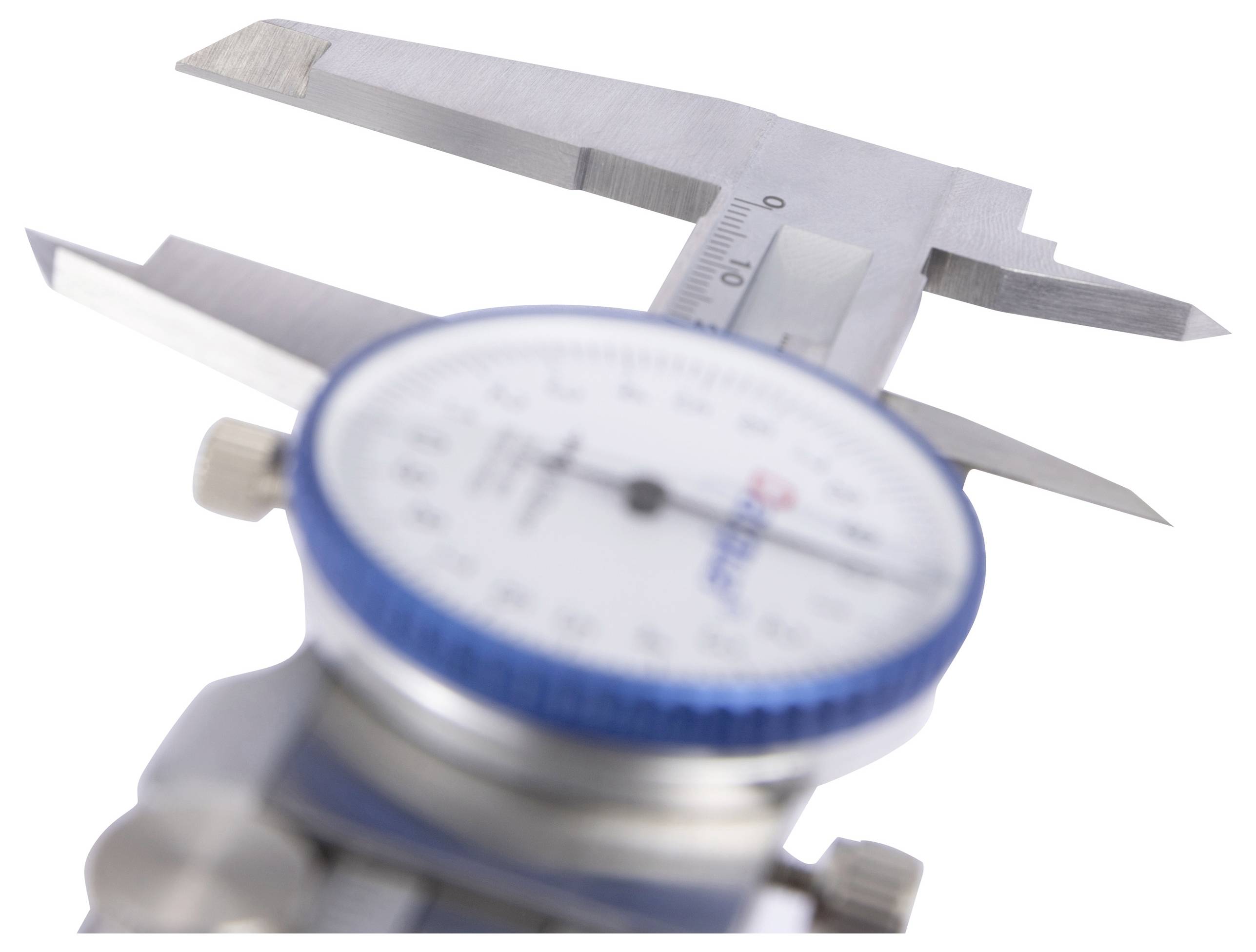 En skjutmått mäter ett föremål mycket exakt. Fokus ligger på skalan som visar den exakta bredden.