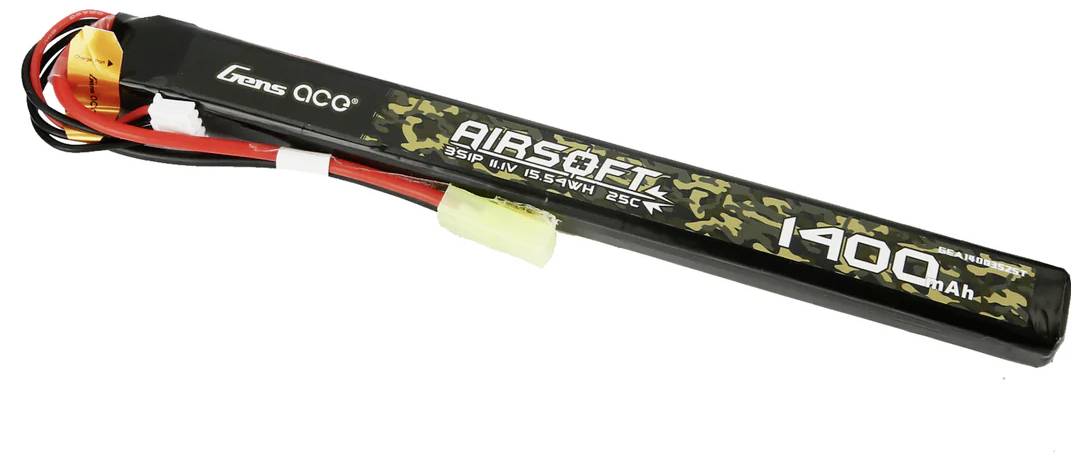 En smal Airsoft-batteri märkt '1200 mAh'. Svart hölje med text och kamouflerad design.
