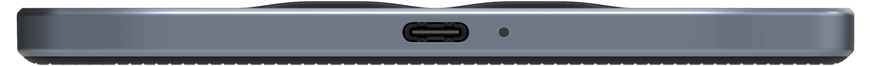 Undersidan av en modern smartphone i mörkgrått med en USB-C-port i mitten och en liten punkt bredvid.
