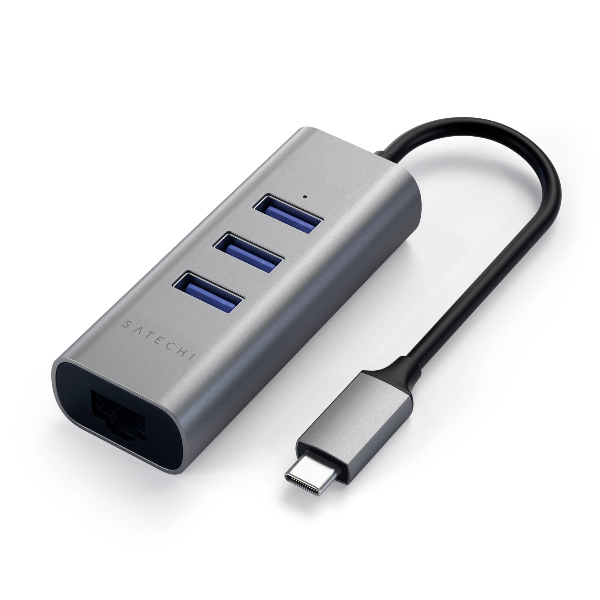 USB-C-adapter med tre blå USB-portar och en Ethernet-port, ansluten via en kort kabel. Aluminieutförande.