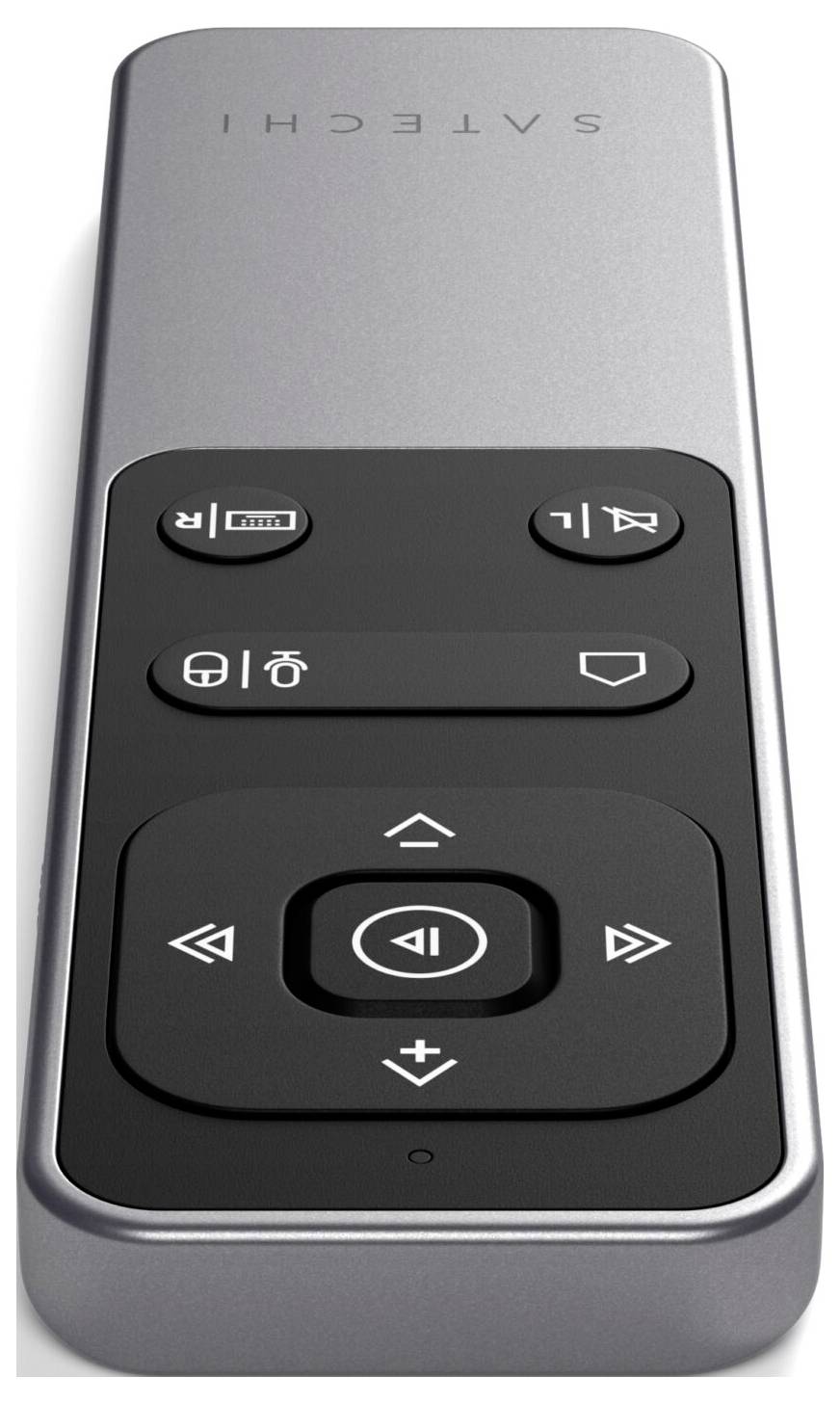 Silverfärgad fjärrkontroll med svart kontrollpanel, innehåller pilknappar, volymreglage och symboler för presentationsstyrning.