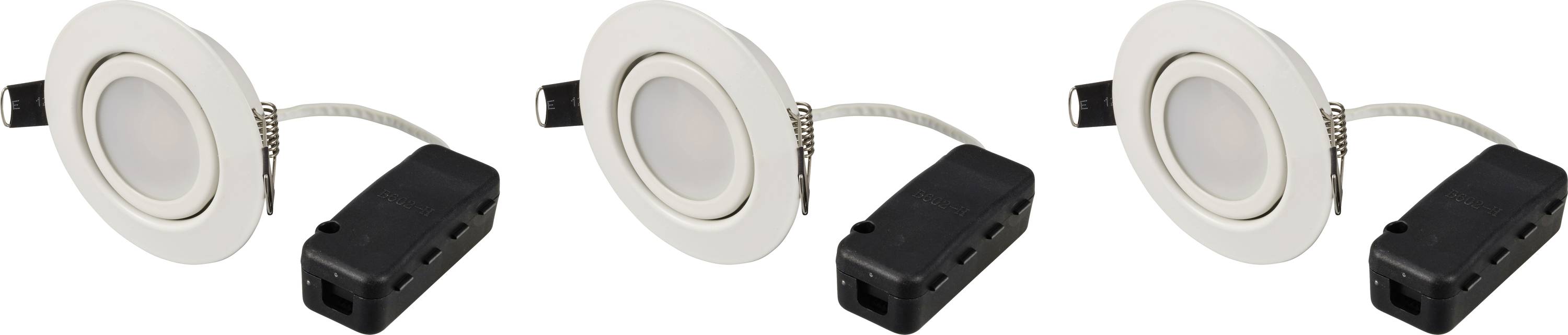 Runda LED-infällda spotlights i vitt med svart transformator. Tre spotlights placerade bredvid varandra.
