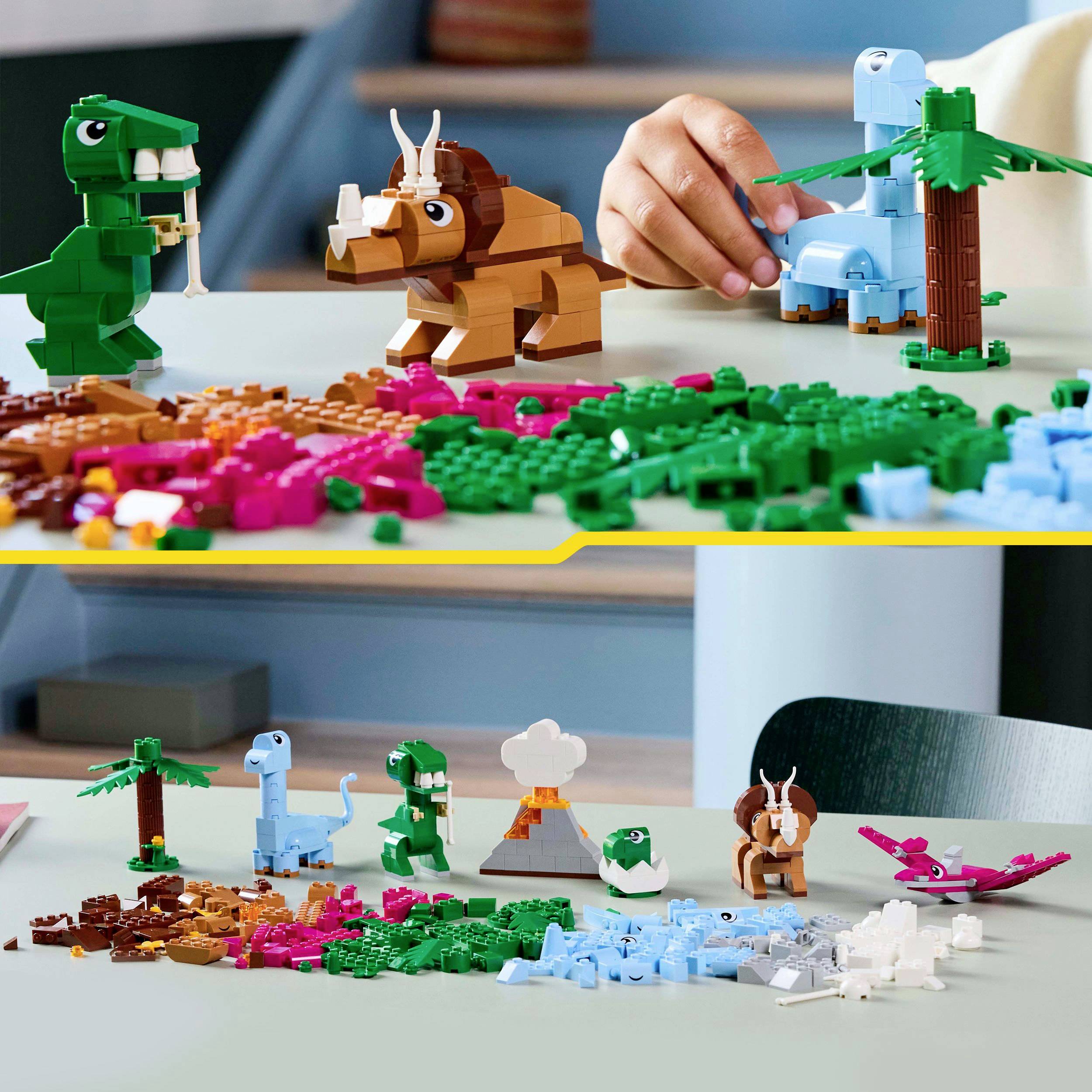 Flera färgglada LEGO-dinosaurier och djur är uppbyggda på ett bord. Ett barn i bakgrunden leker med en blå dinosaurie.